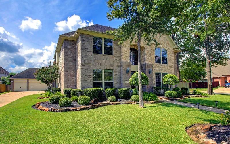 Stunning 2 Story 4BD 3.1BA Home with Pool For Sale in Friendswood » The