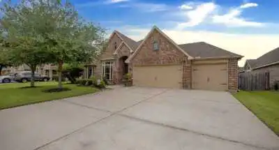 Auburn-Creek-Front-3-Car-Garage_web