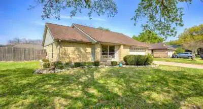 Collings_Front-of-home-another-view2_web 10903 Collingswood Dr