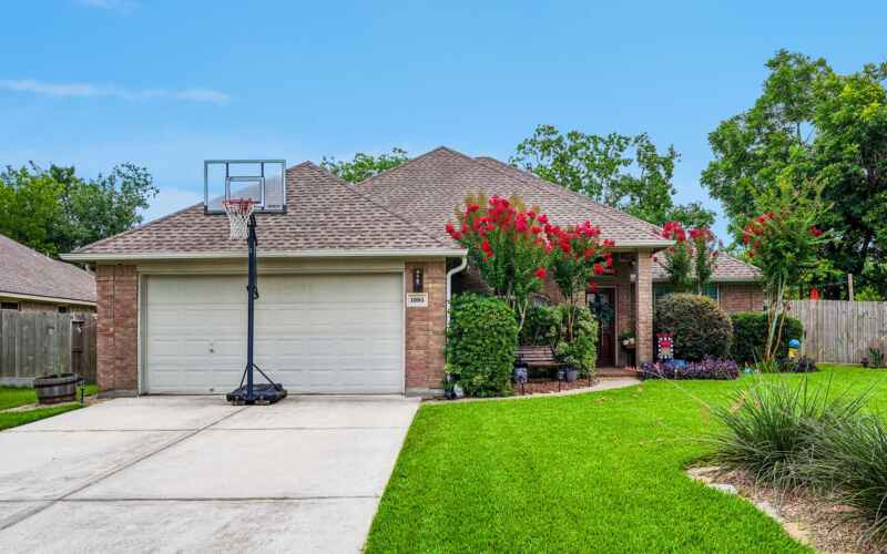 1095 Gladstone Dr